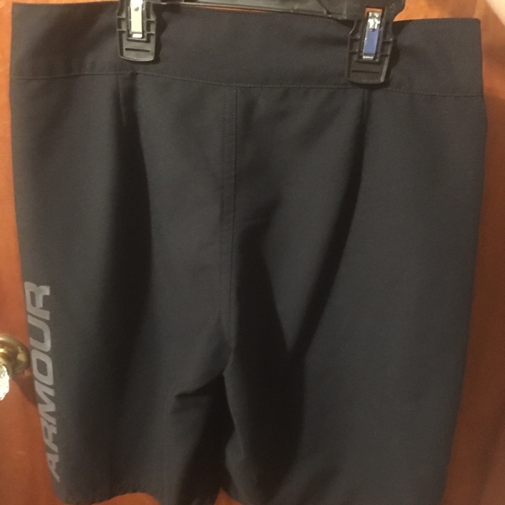 Boys UnderArmour board shorts size small - Picture 2 of 2